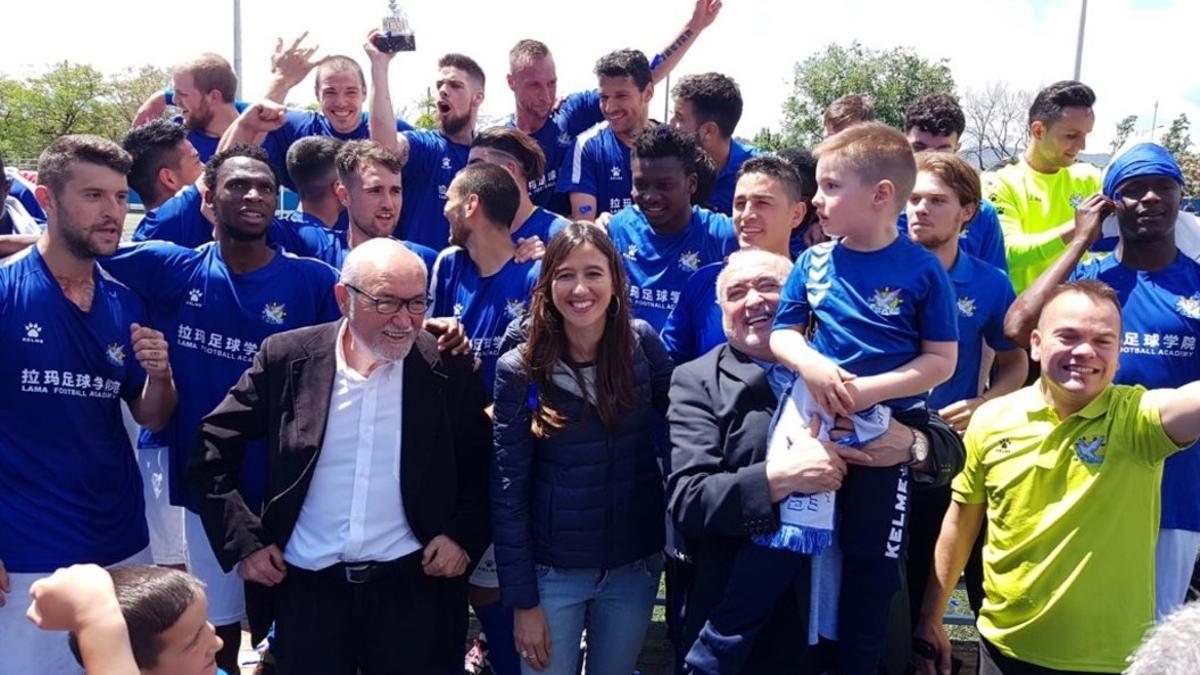 Morales y Parlon han celebrado el cuarto ascenso seguido con los jugadores.