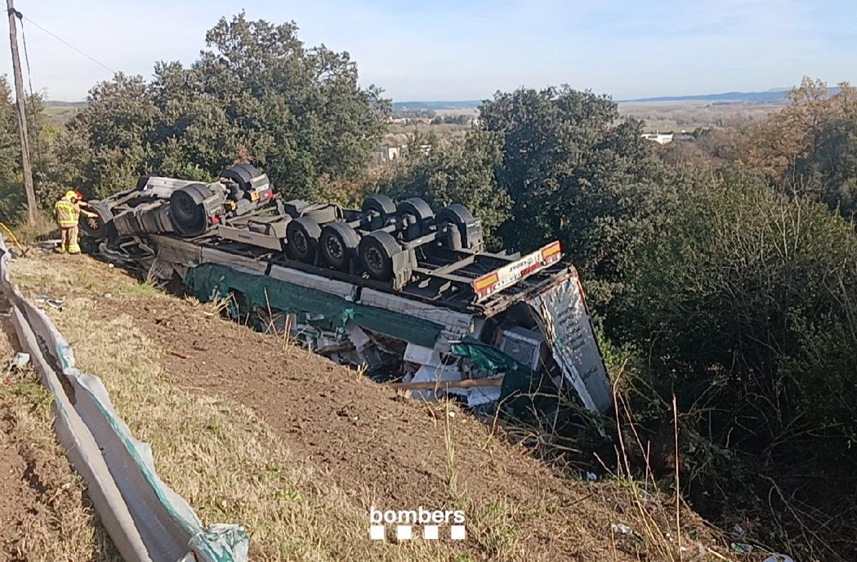 El camió accidentat a Sant Julià de Ramis.