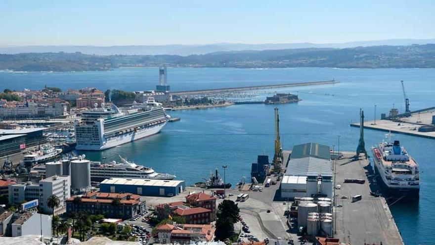 Buques atracados hoy en el puerto de A Coruña.