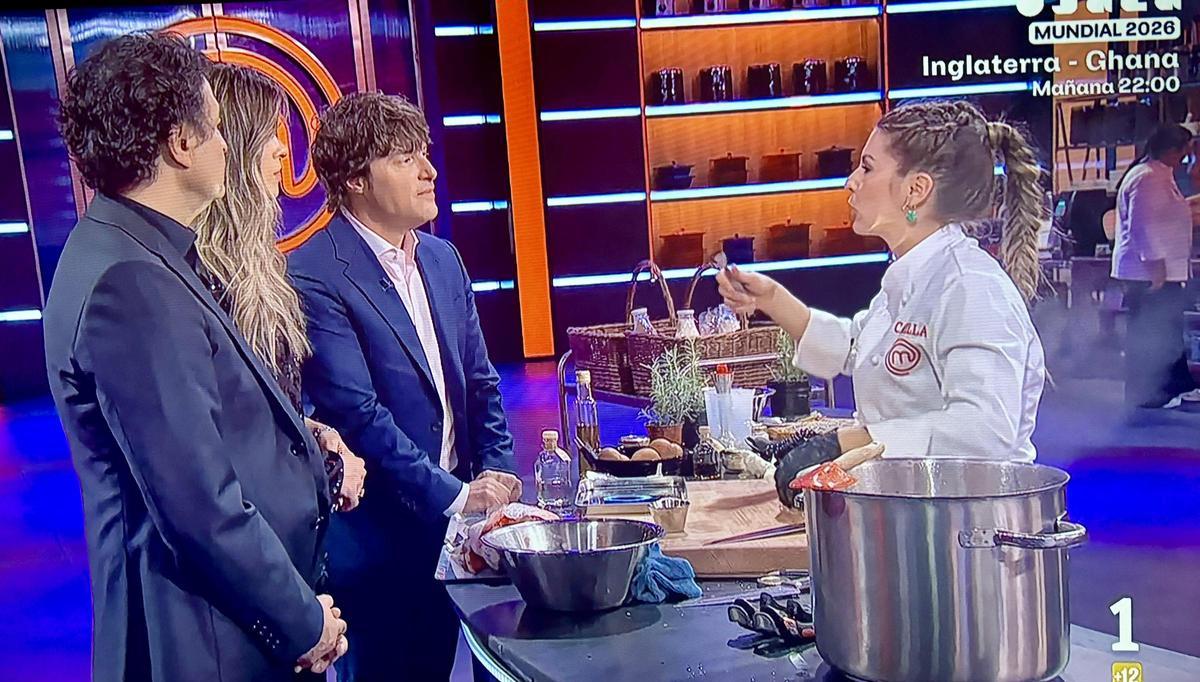 Los jueces visitan a Camilla durante el cocinado del duelo final.