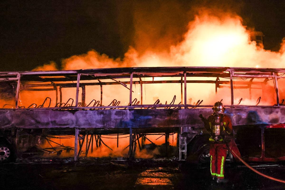 Mor un bomber quan apagava cotxes incendiats en els disturbis a prop de París