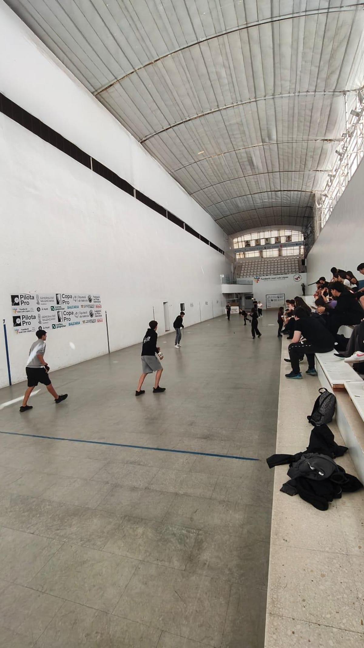 L'alumnat va poder jugar al trinquet.