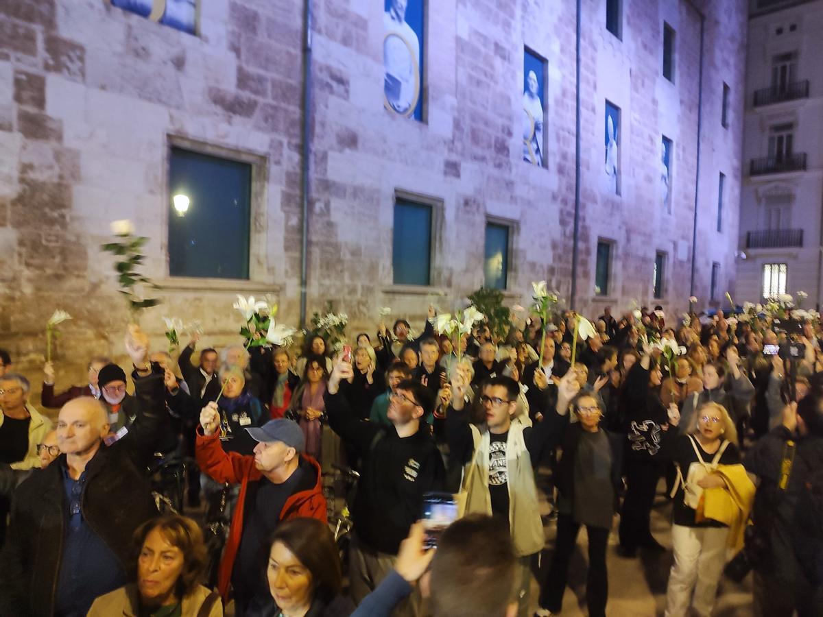 Decenas de valencianos se concentran frente a las Corts para pedir el enjuiciamiento de Mazón por su gestión de la dana
