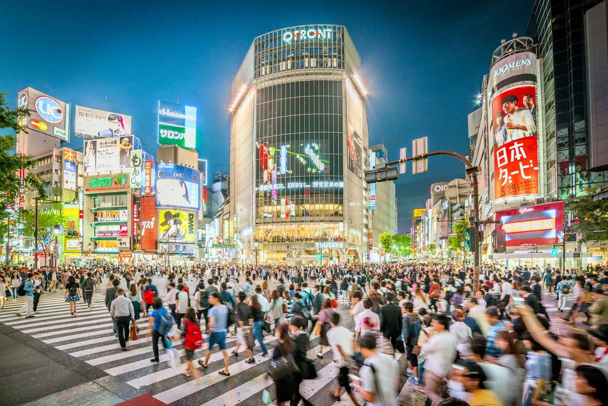 Compras y el famoso cruce de Shibuya en la calle más destacada de Tokyo.