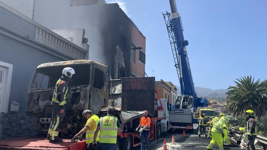 Colapso en la GC-15 por el incendio de un camión grúa en San José de las Vegas