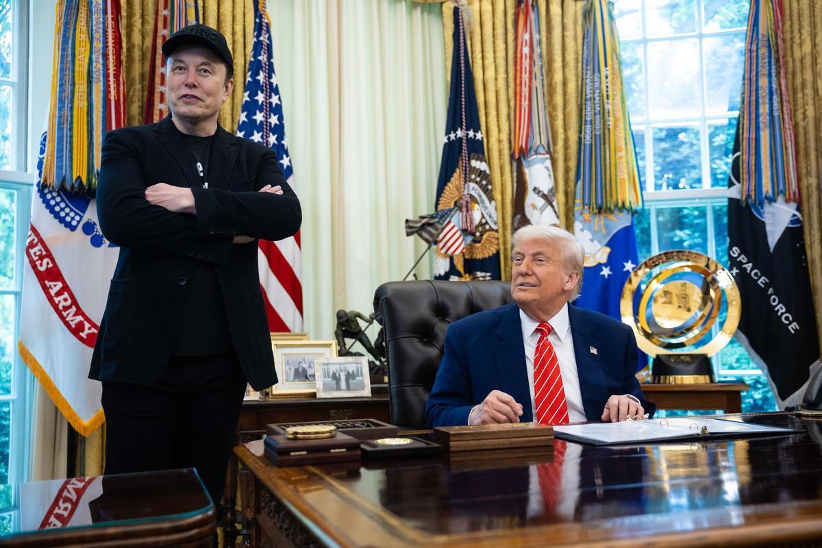 El magnate Elon Musk (i) durante una comparecencia ante la prensa en la Casa Blanca junto al presidente de Estados Unidos, Donald Trump (d)