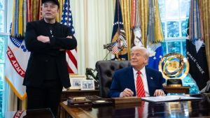 El magnate Elon Musk (i) durante una comparecencia ante la prensa en la Casa Blanca junto al presidente de Estados Unidos, Donald Trump (d)