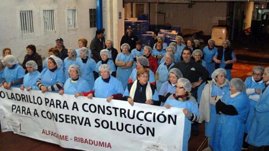 Extrabajadoras de Alfageme, durante una de sus múltiples concentraciones, en este caso en el interior de la fábrica de Ribadumia. // Iñaki Abella
