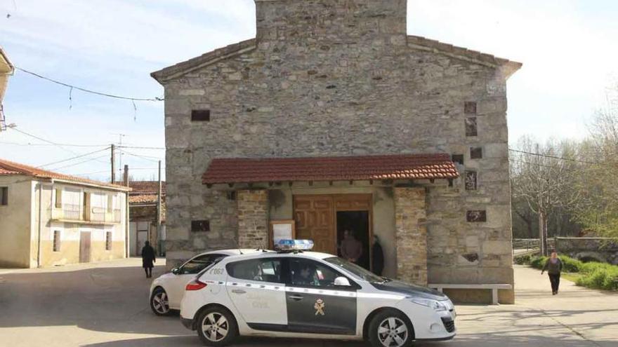 El coche de la Guardia Civil a la puerta de la iglesia de Valer de Aliste.