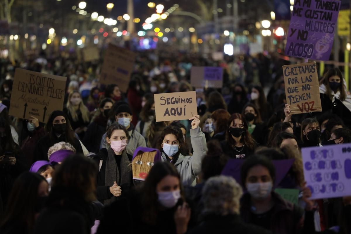 Manifestación del 8M, día de la mujer, en el paseo de Gràcia de Barcelona.