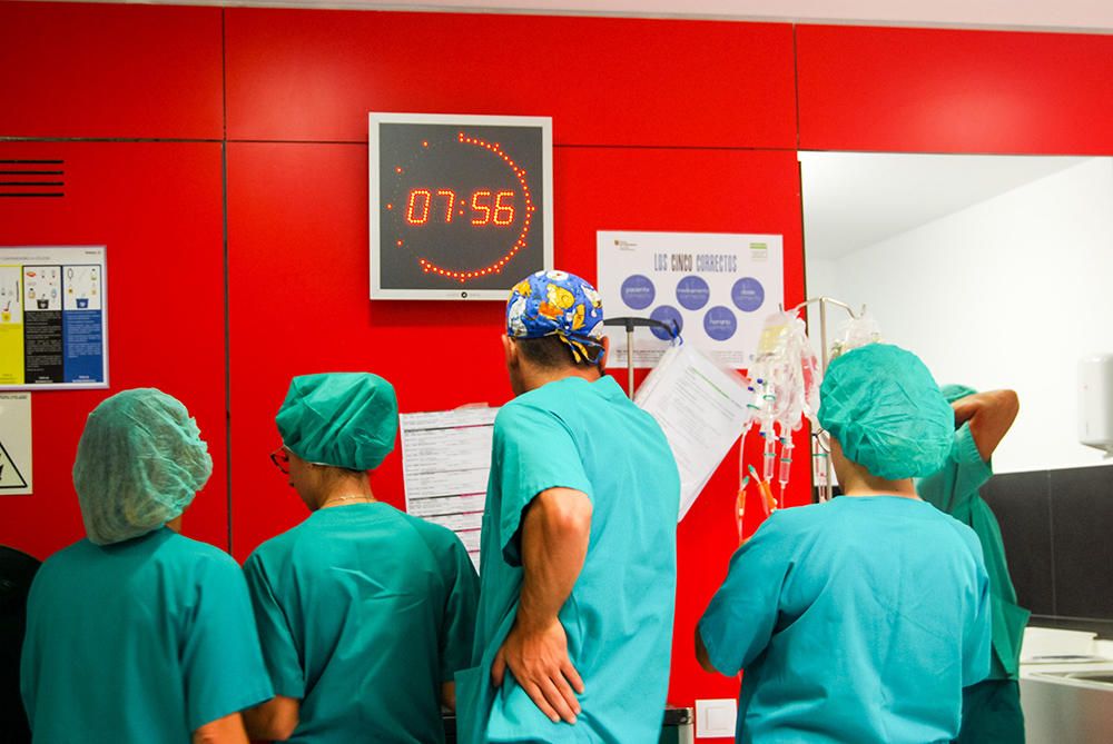 El bloque quirúrgico del Hospital Can Misses se despierta a las siete y media de la mañana, cuando llega Sonia García, auxiliar que comienza a preparar la actividad programada del día.