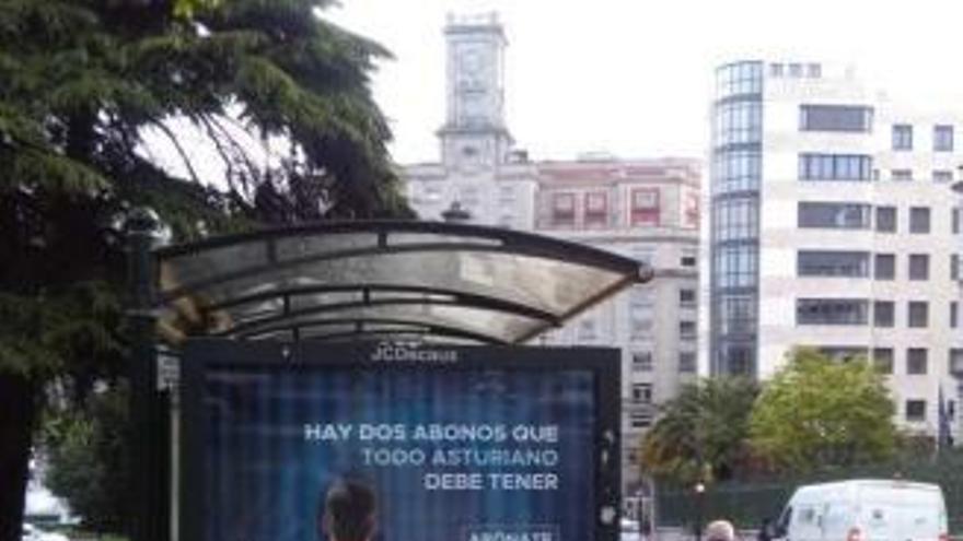 Uno de los mupis que anuncian la nueva campaña en Oviedo.