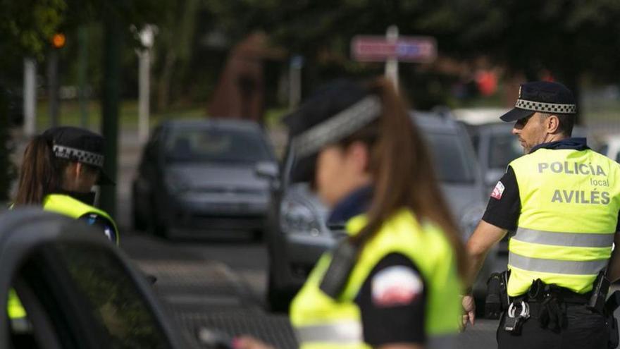 Agentes de la Policía Local de Avilés en un control de tráfico. | R. Solís