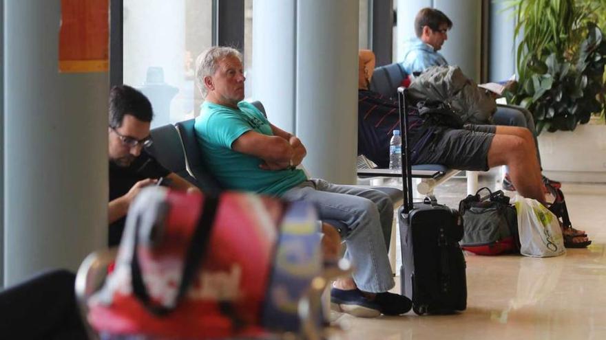 Pasajeros a la espera del embarque, ayer, en el aeropuerto.