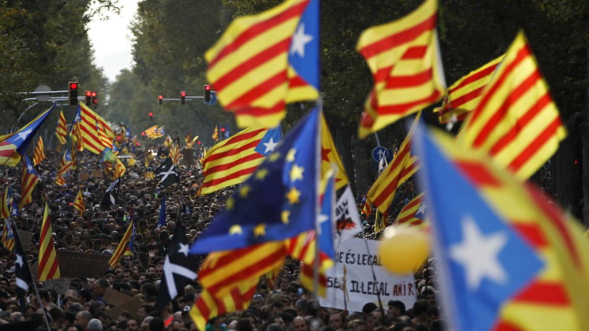 Archivbild: Demonstranten versammeln sich mit Fahnen zu einem Generalstreik aus Protest gegen die Haftstrafen für neun Separatistenführer in der Stadt.