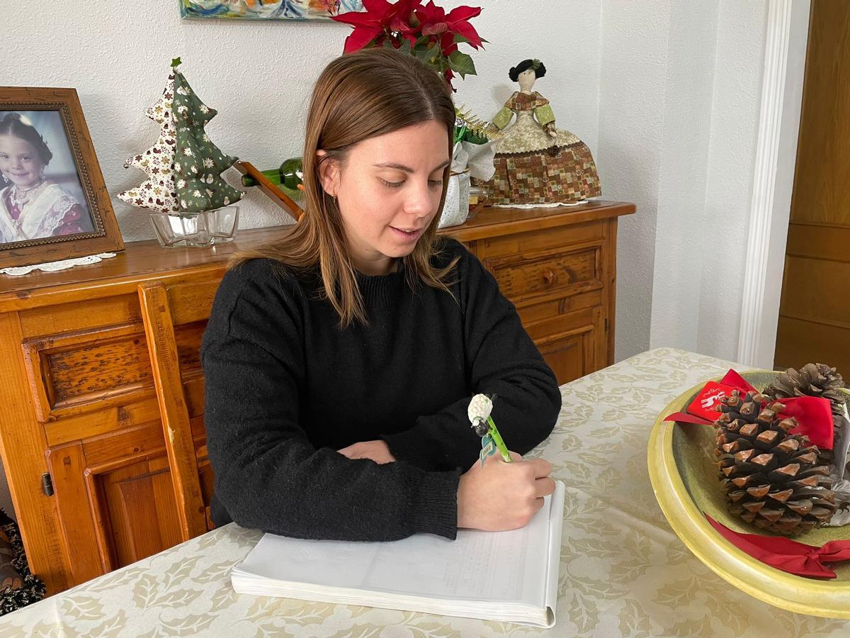 Carla Nebot, alcaldesa de Betxí, escribiendo sus peticiones a los Reyes Magos.