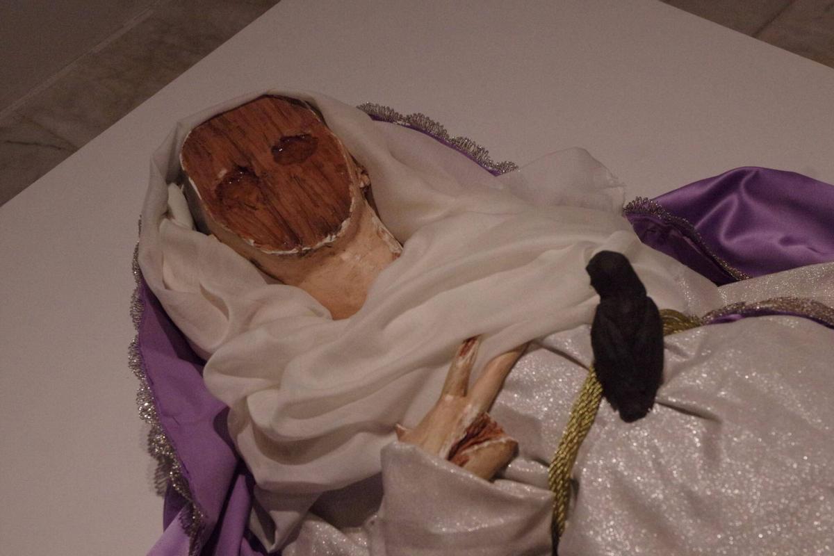 El escultor malagueño José Cano (2004) plantea una lectura emocional de los sucesos de mayo de 1931, 95 años después, en una exposición en la Agrupación de Cofradías