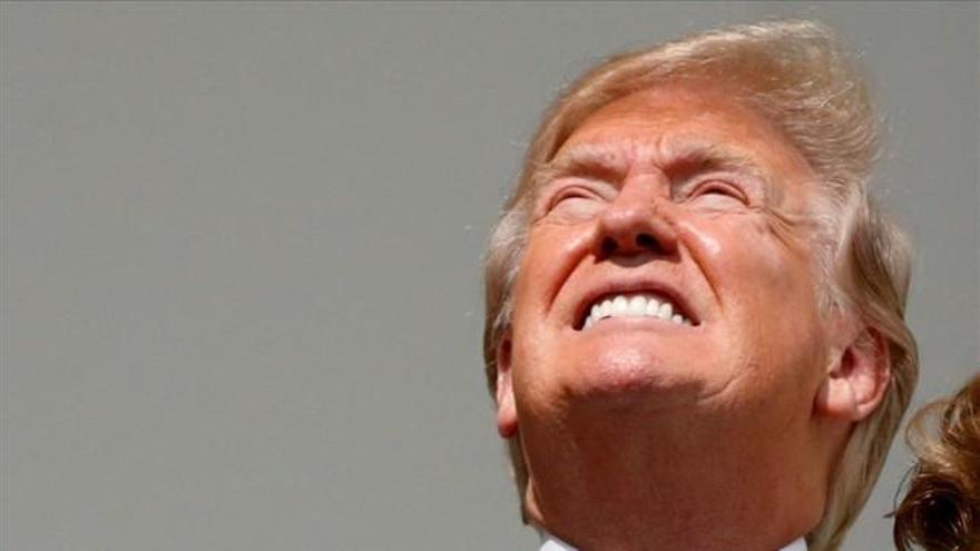 Trump miró el eclipse sin protección