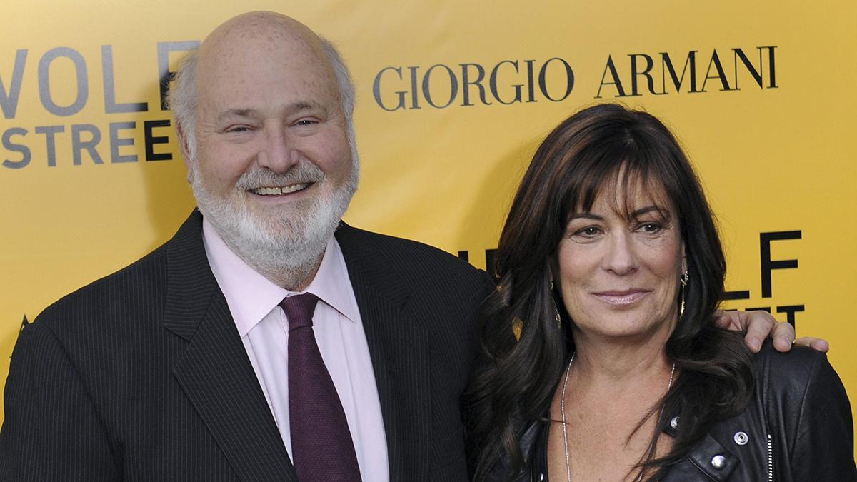 Imagen del director estadounidense Rob Reiner y su esposa, Michele Singer, en diciembre del 2013, posando a su llegada al estreno de El lobo de Wall Street, en el Teatro Ziegfeld en Nueva York.
