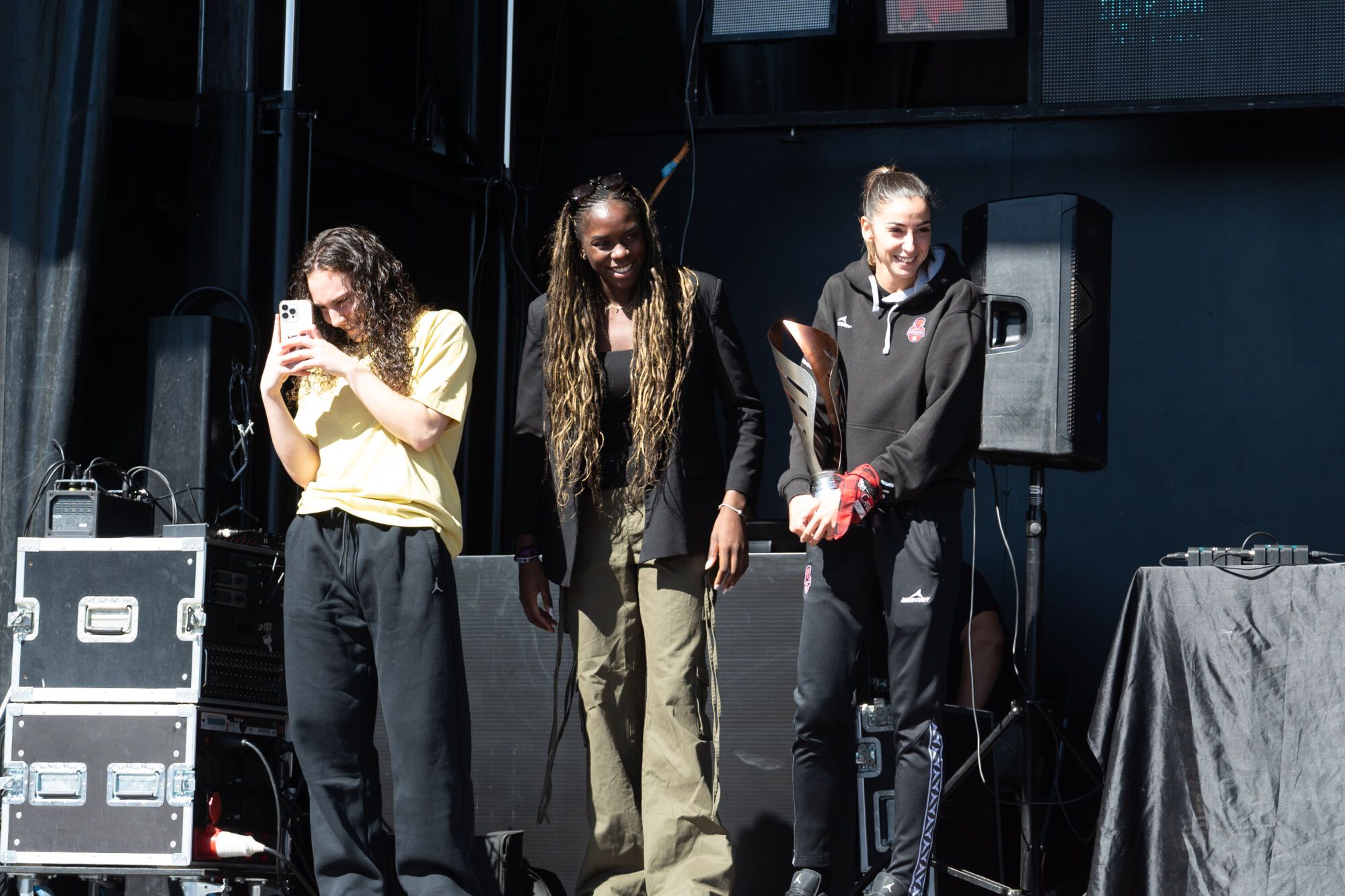 El Casademont Zaragoza celebra la Supercopa ante su afición