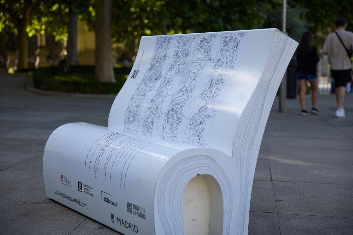 Un banco con forma de libro en la cuesta de Moyano, a 26 de mayo de 2024, en Madrid (España). El Ayuntamiento de Madrid, a través del Área de Economía, Innovación y Hacienda, ha realizado la campaña ‘Siéntate a leer 2024’, una iniciativa que persigue fomentar la lectura con la instalación de 26 bancos con forma de libro situados en distintos emplazamientos de la ciudad, al tiempo que se dinamizan las librerías de proximidad, las bibliotecas de barrio y las principales arterias comerciales de la capital. 26 MAYO 2024;LIBRO;BANCOS;CAMPAÑA;LEER;LECTURA;LITERATURA Jesús Hellín / Europa Press 26/05/2024. Jesús Hellín
