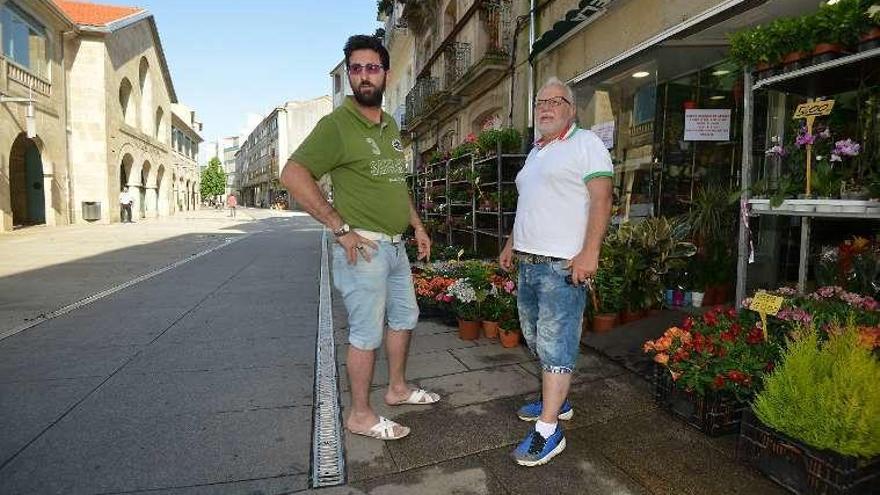 Raúl Pacheco y Adolfo Riveiro junto a su floristería. // G.S.