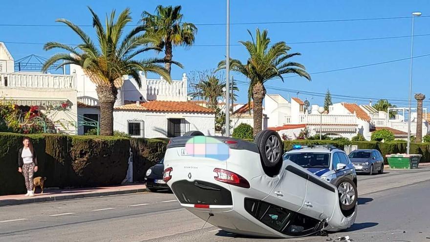 Así ha volcado un vehículo tras chocar con otro aparcado en el casco urbano de Orihuela Costa