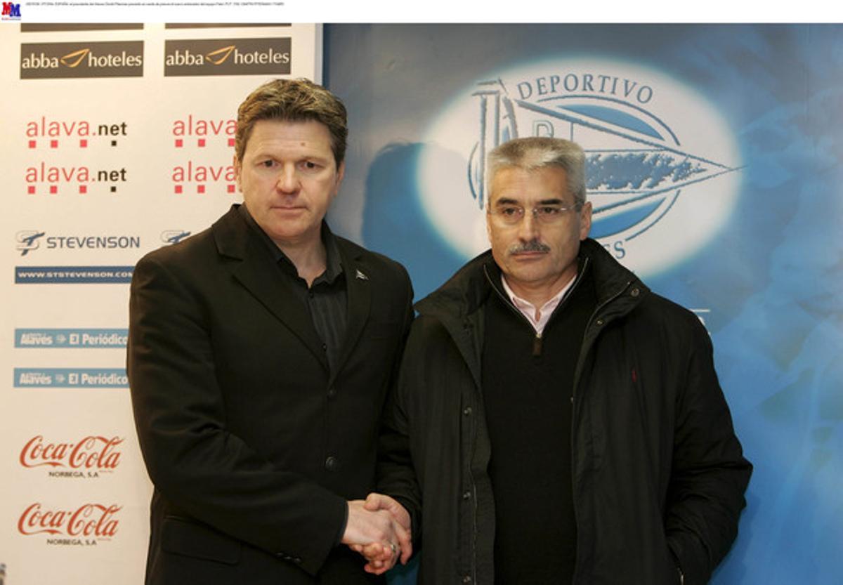 L’expresident del Deportivo Alabès, Dimitri Piterman, presentant un nou entrenador el 2007. L’expresident del Deportivo Alabès, Dimitri Piterman, presentant un nou entrenador el 2007.