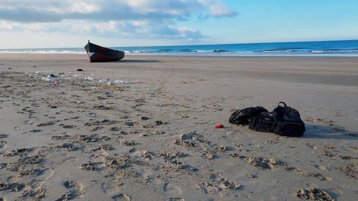 Una patera abandonada en la playa, en una imagen de archivo.