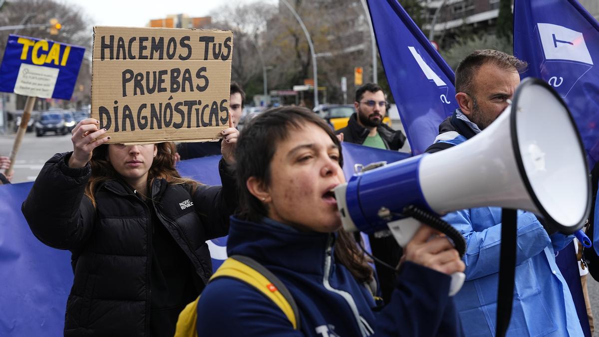 Técnicos sanitarios se manifiestan en Barcelona por mejoras salariales