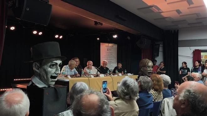 Andrés Naya en la presentación de sus dos libros, entre los "cabezudos" del barrio