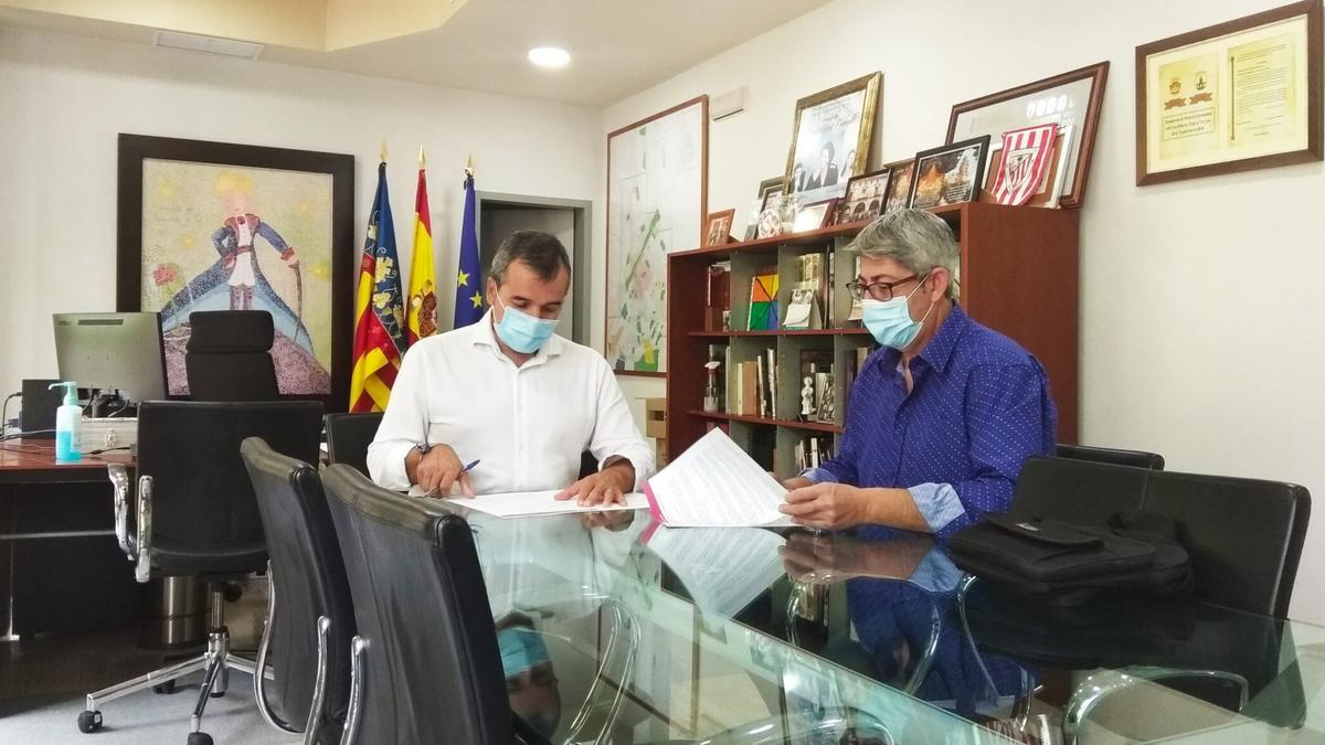 Antonio Puerto firmando el convenio de colaboración con Francisco Gómez.