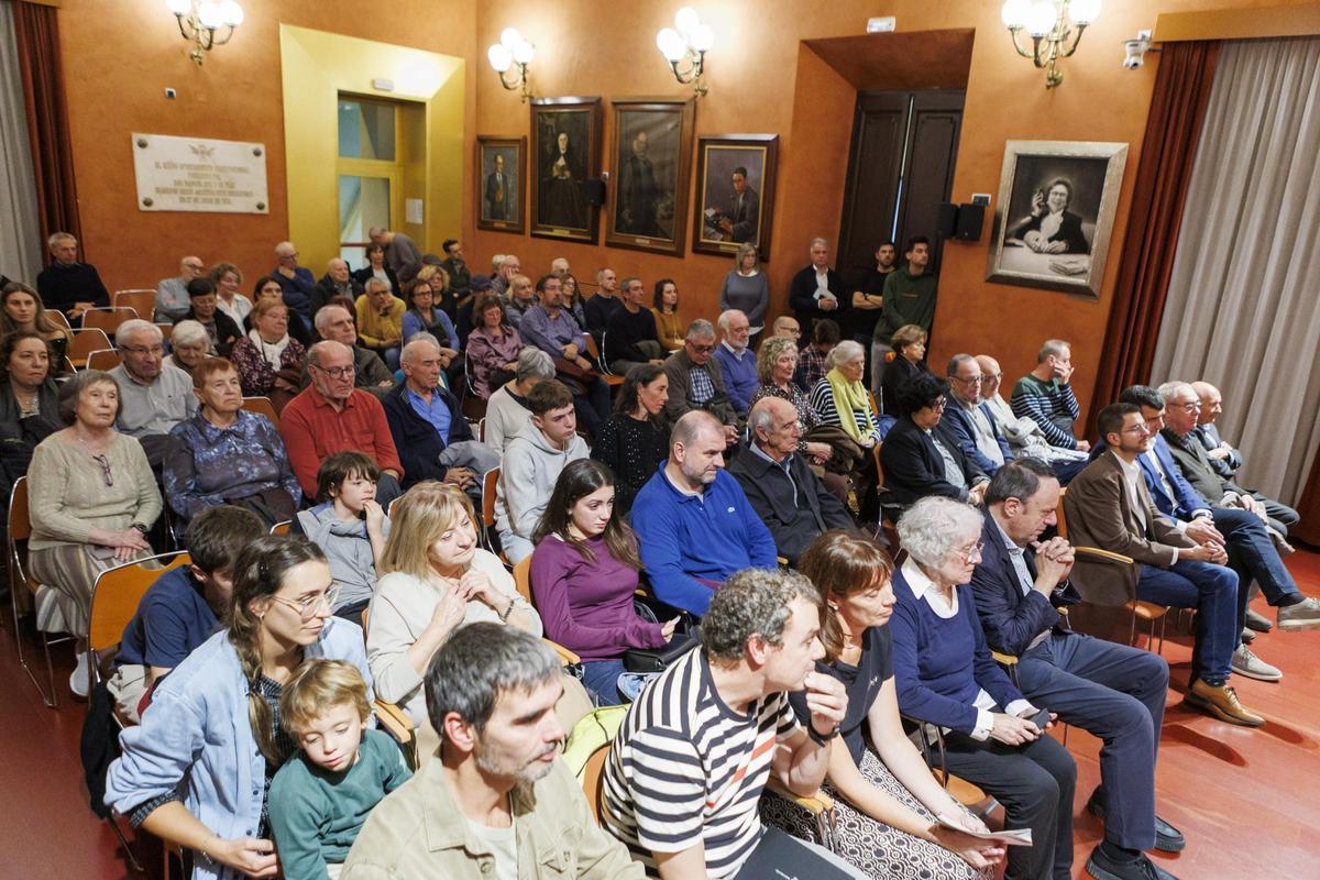 Assistents al Saló de Sessions de l'ajuntament de Manresa en l'acte d'aquest dijous al vespre