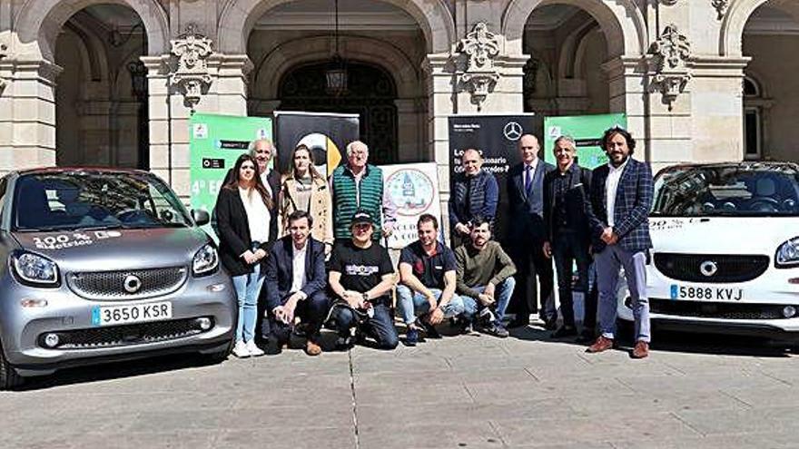 Foto de familia de la presentación en la plaza de María Pita.