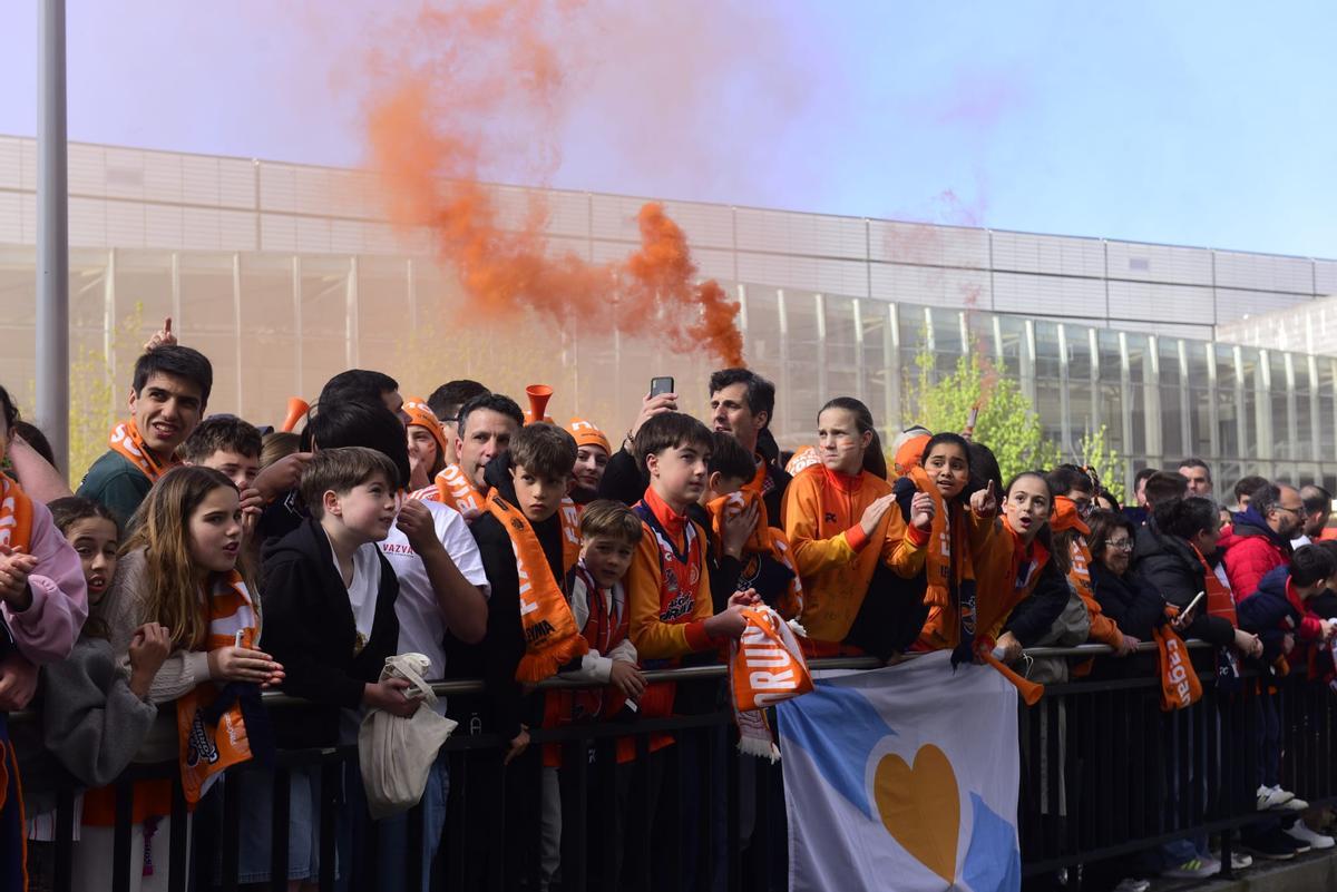 Llegada de los jugadores del Leyma al Coliseum antes del derbi frente al Obradoiro