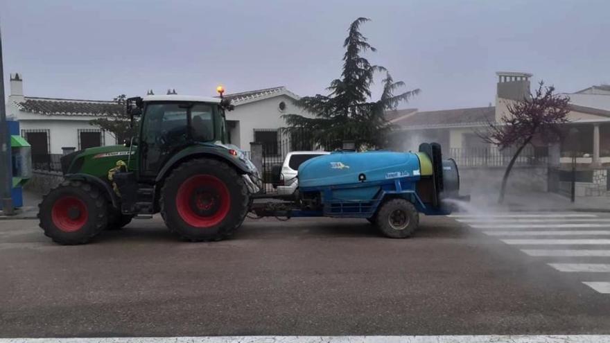 Labores de desinfección desde un tractor, este martes.