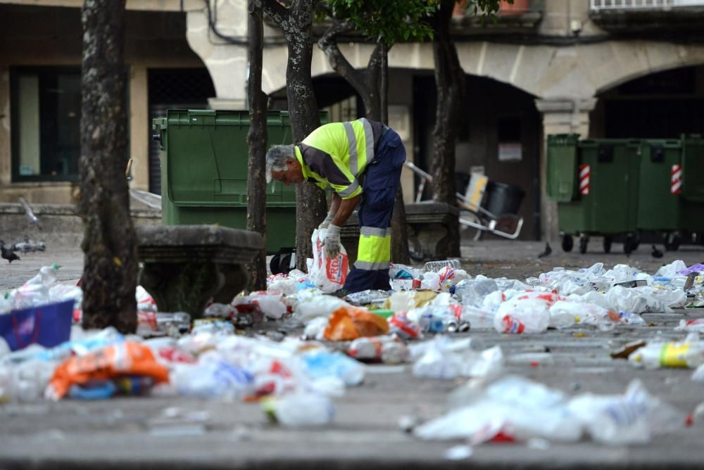 El primer día de peñas deja toneladas de basura en las calles