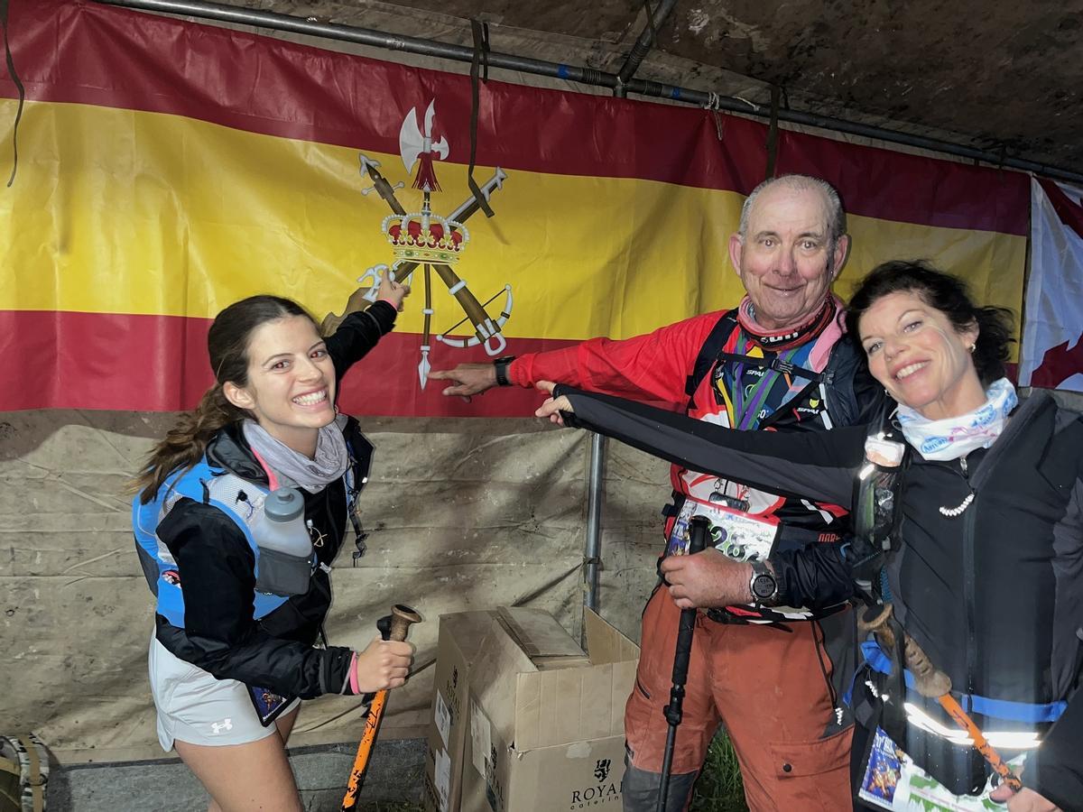 En el último avituallamiento de la carrera de los 101 kilómetros, Paco Arévalo con su hija Guadalupe y su nieta Ana, con el escudo de la Legión.