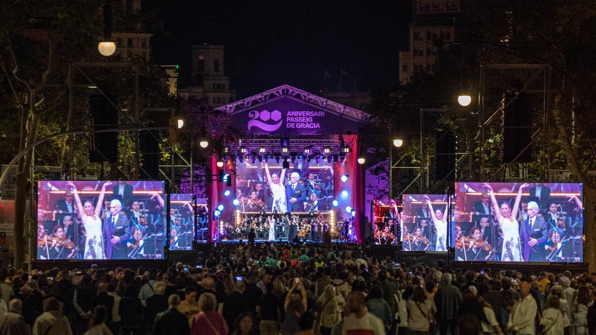 Josep Carreras y Sara Baras en concierto en Paseo de Gracia para cerrar la Copa América de Vela 2024