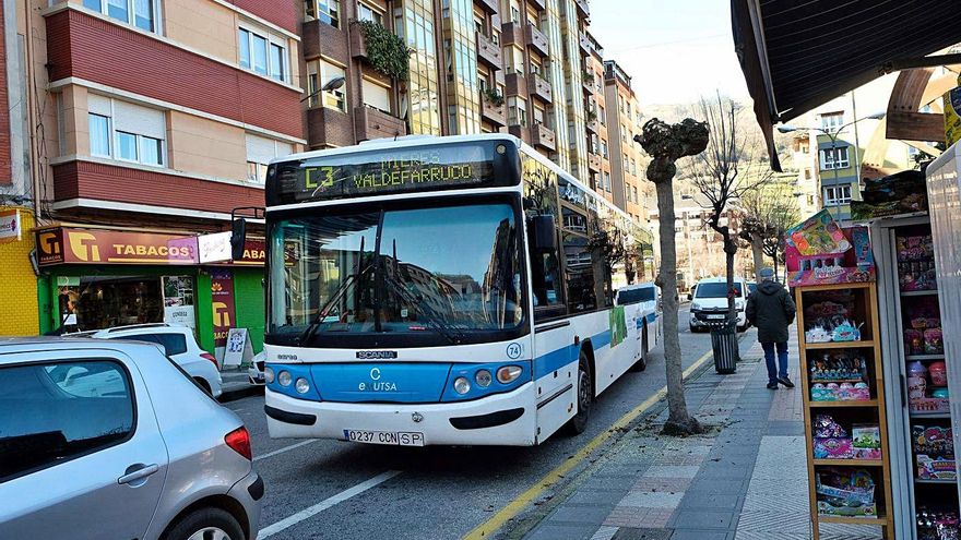 La pandemia deja al servicio de buses de Mieres sin uno de cada tres viajeros