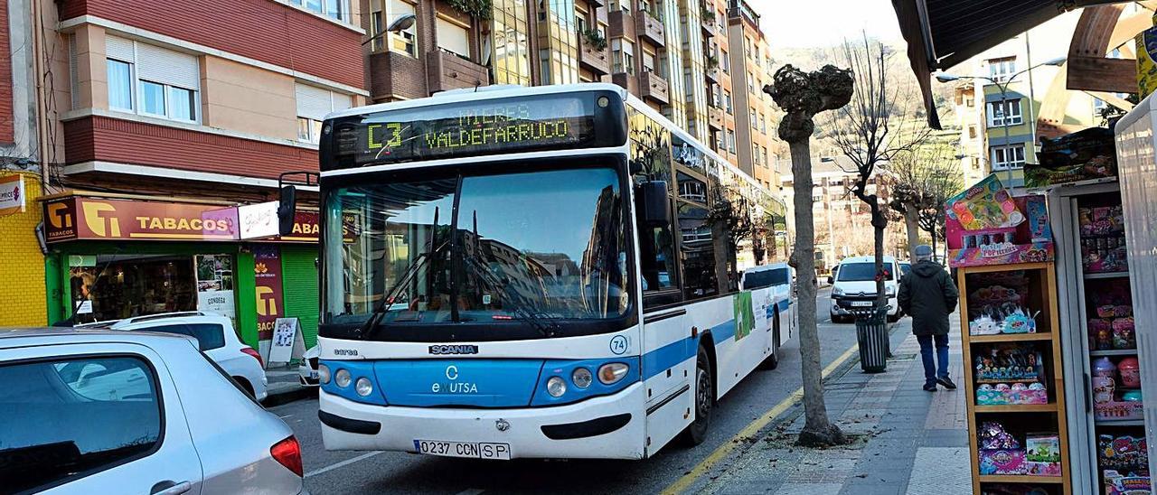 Un autobús de Emutsa, en la calle Manuel Llaneza.