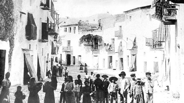 Un grupo de niños en una imagen anónima tomada en la Plaça de Vila. / D.I.