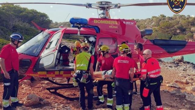 Bombers de Mallorca rescatan a un herido al sufrir una caída en Cala Varques. | BOMBERS DE MALLORCA