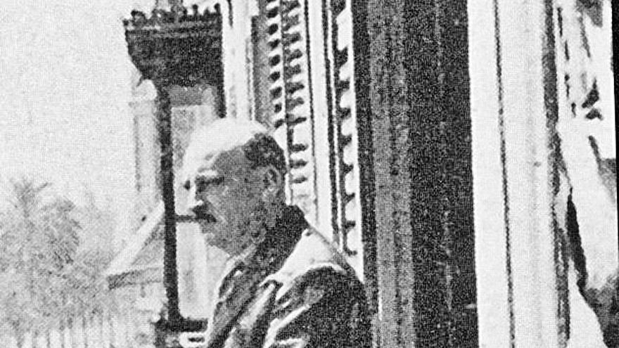 Primo de Rivera im September 1923 auf dem Balkon des Generalkapitänsgebäudes in Barcelona.