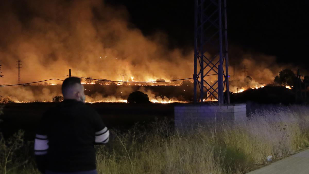 Un vecino observa las llamas del incendio declarado esta madrugada junto al Junquillo.