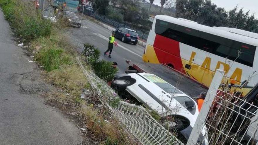 Un vehículo estacionado cae sobre la carretera de Ronda a Campillos