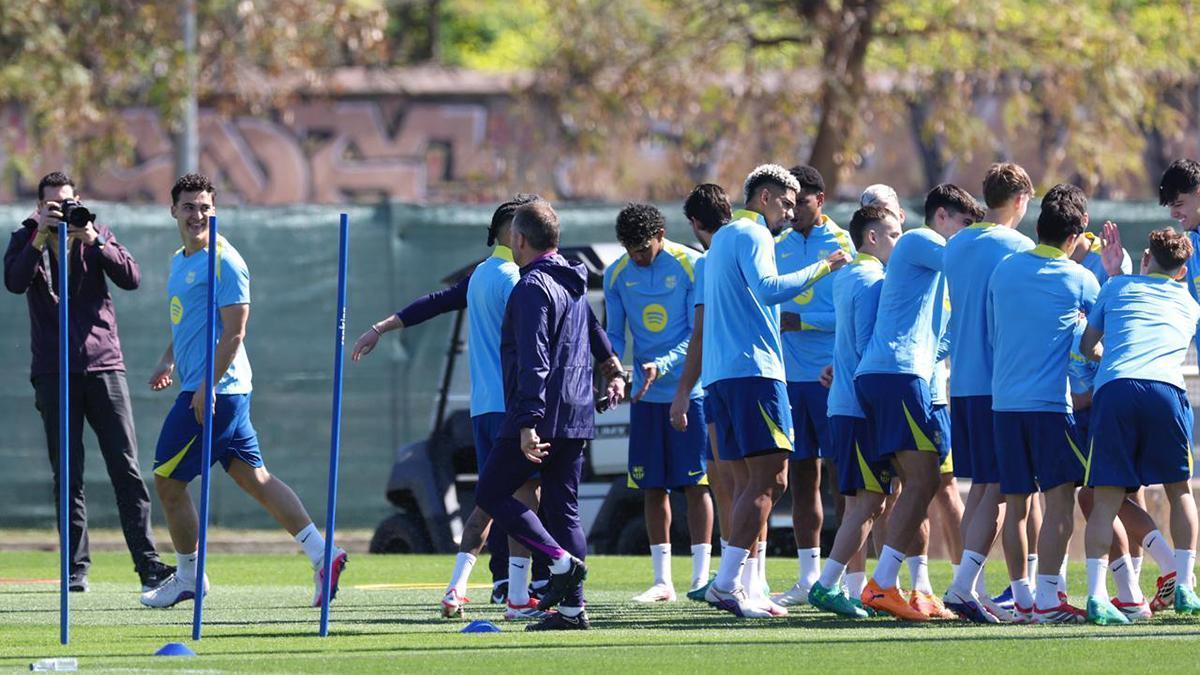 Pasillo y collejas para Álvaro Cortés el día de su cumpleaños y de la firma de su nuevo contrato