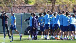 Pasillo y collejas para Álvaro Cortés el día de su cumpleaños y de la firma de su nuevo contrato