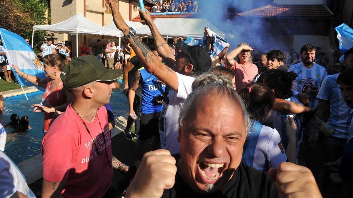 Aficionados argentinos celebran el pase a la final en la casa de Maradona.