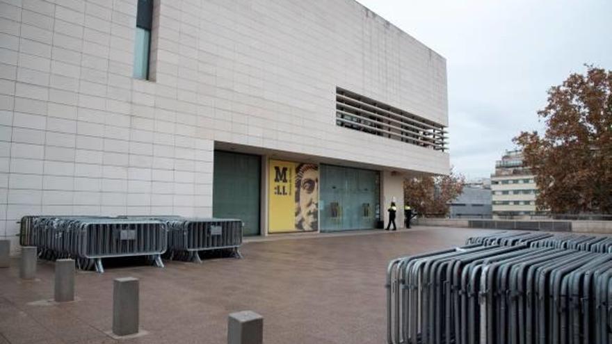 Tanques metàl·liques col·locades a l&#039;entrada del Museu de Lleida